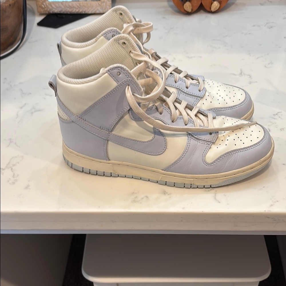 Nike Women's Athletic Shoes in Cream and Gray